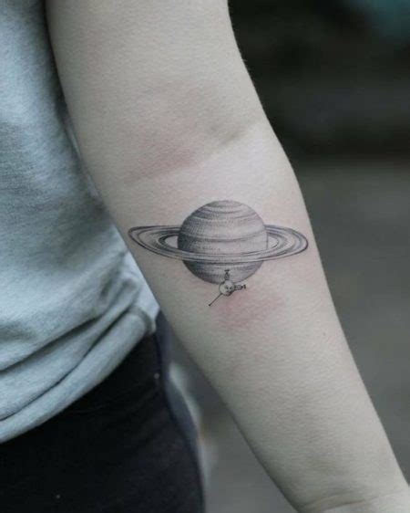 Saturn Tattoo: 42 Best Examples of This Majestic。